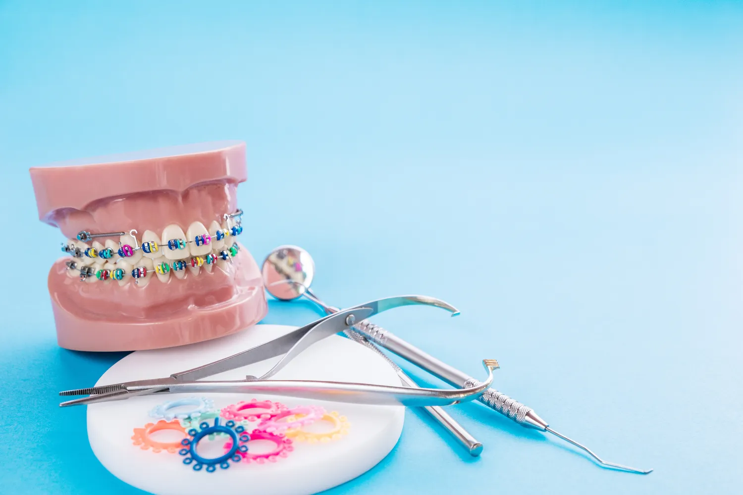 Niedoczynność tarczycy a implanty zębów – co należy wiedzieć na ten temat?