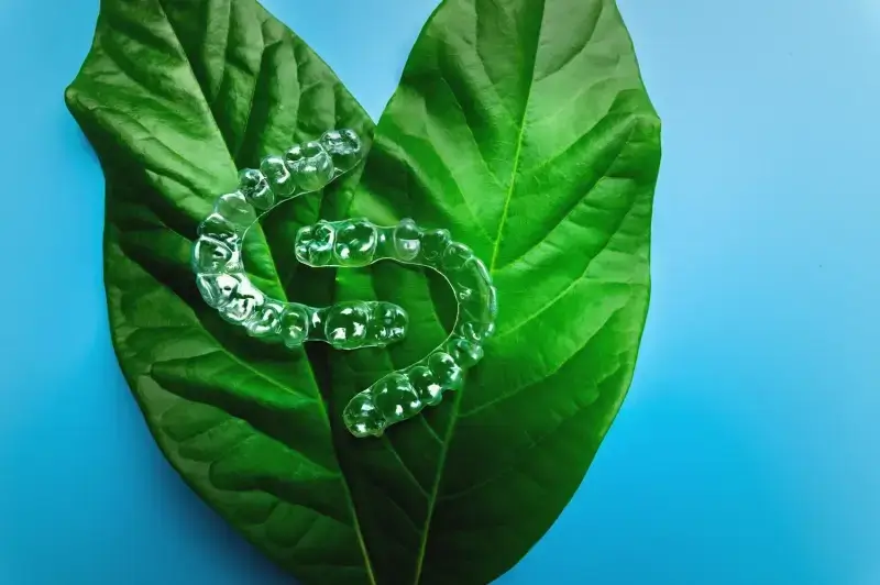 Stomatolog wykona odbudowę uzębienia przy pomocy implantów zębowych